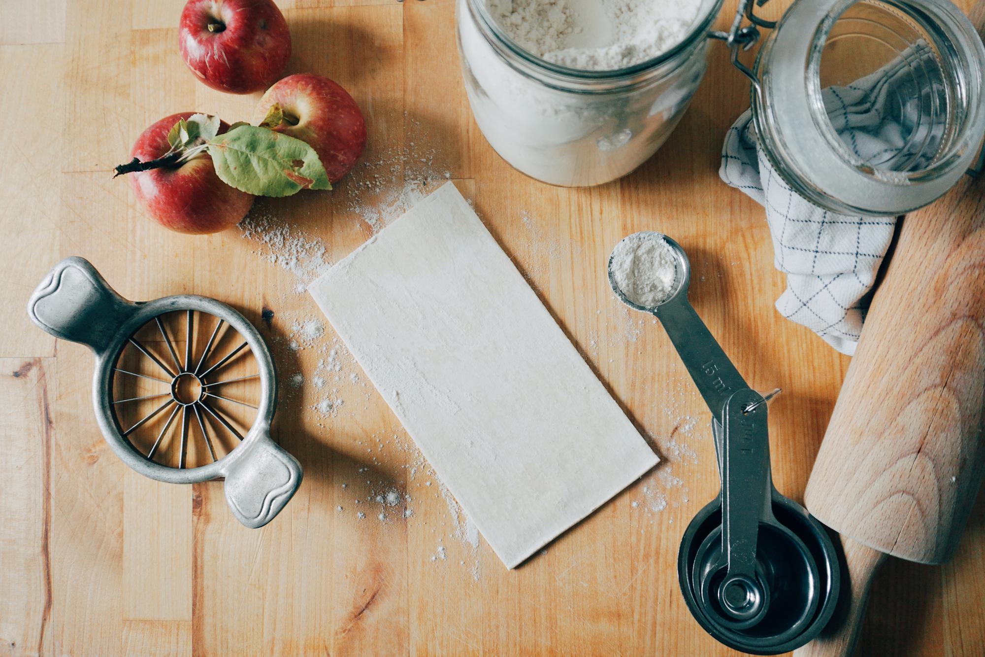 Set of recipe cards and utensils